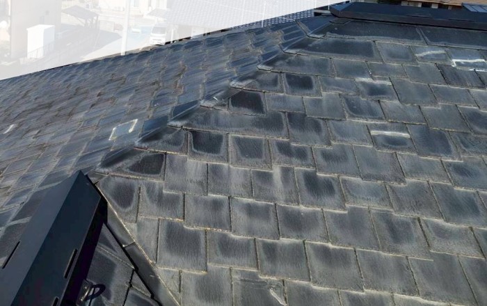 スレート屋根　全体的に劣化している